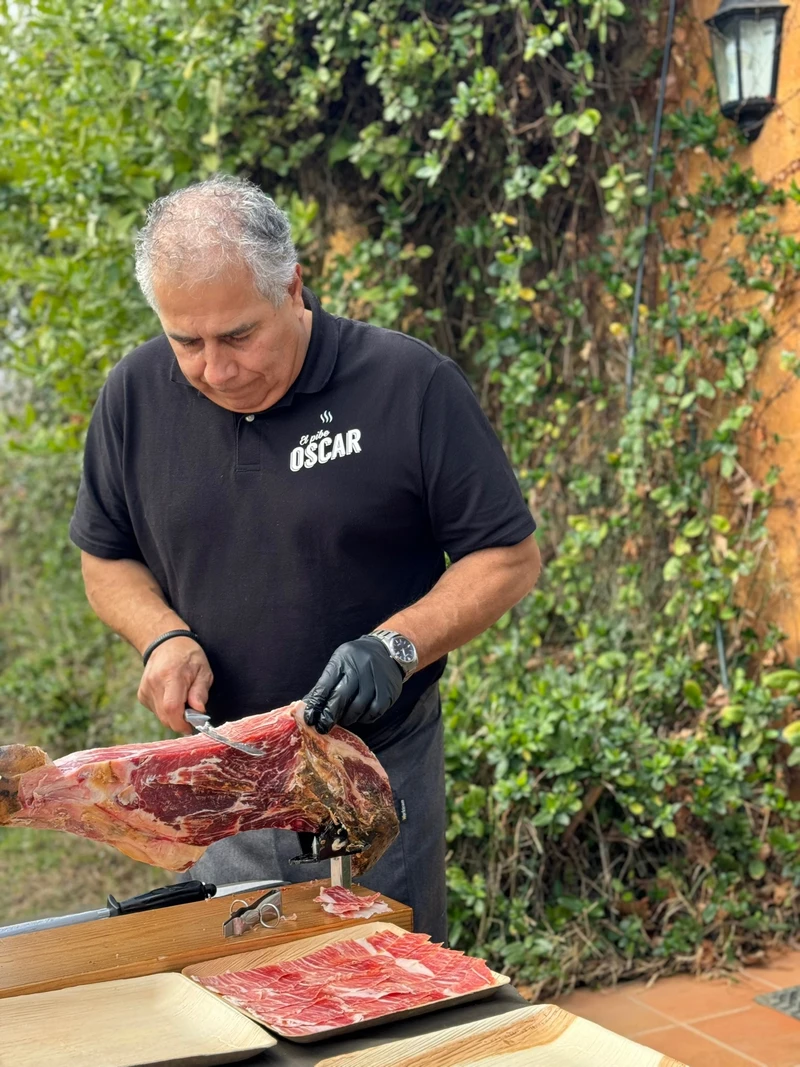 Jamón cortado a cuchillo de la mano de El Pibe Oscar
